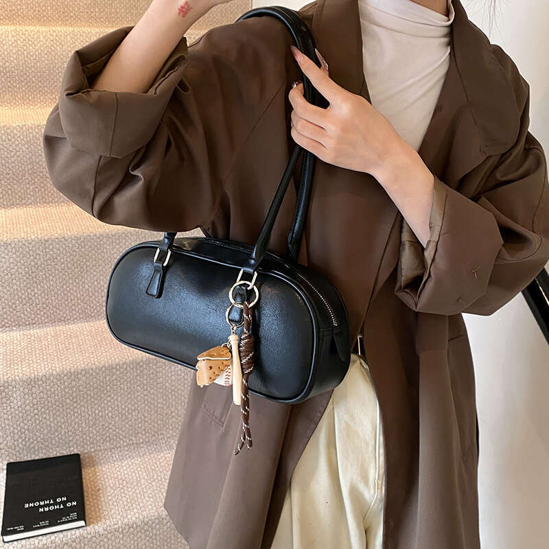 This year's popular Boston autumn/winter large capacity 2025 hand-held shoulder women's simple pillow bag