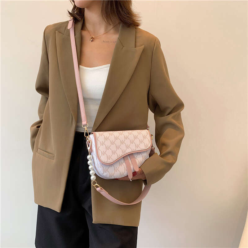 Women's 2025 spring/summer new item niche contrasting letter saddle fashionable high-end texture single shoulder crossbody bag