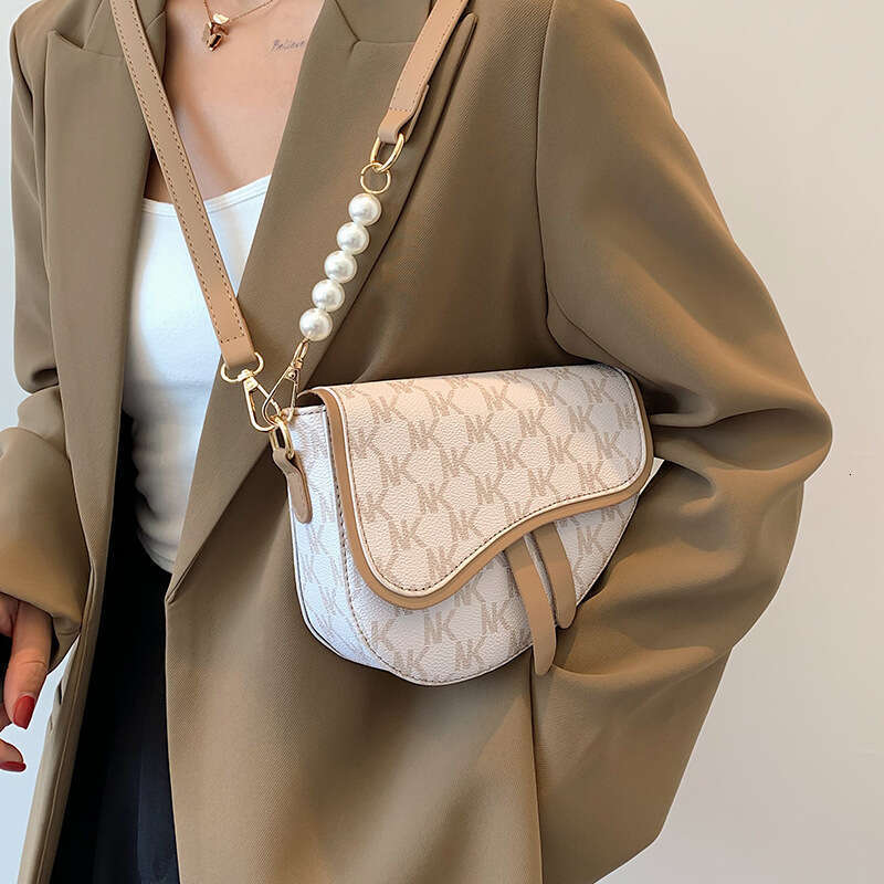 Women's 2025 spring/summer new item niche contrasting letter saddle fashionable high-end texture single shoulder crossbody bag