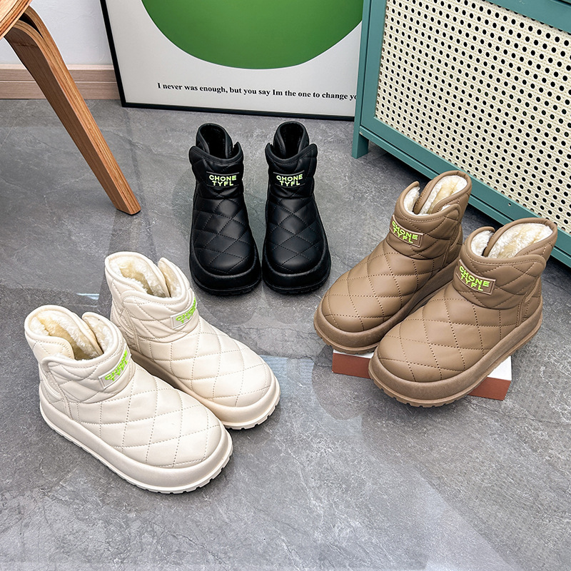 2025 Winter Designer s New Short Velvet Warm Cotton Fashion White Brown Black Thick Velvet Women s Short Boots Outdoor Non Slip Shoes