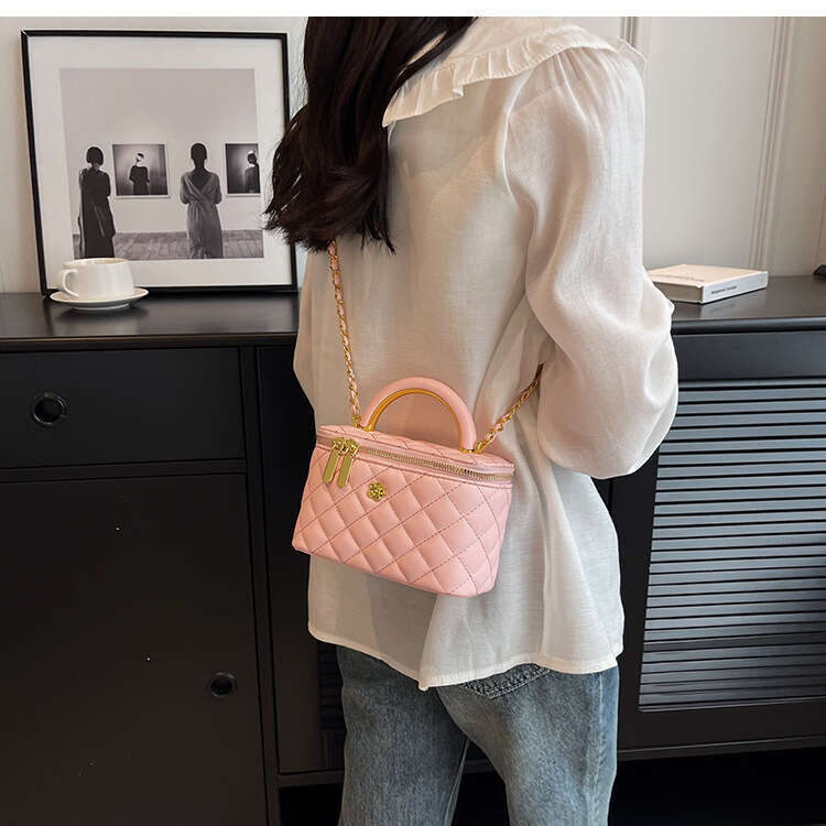 Xiaoxiangfeng Lingge Embroidery Thread for Women 2025 New High end Chain Fashion Versatile Handheld Small Square Bag