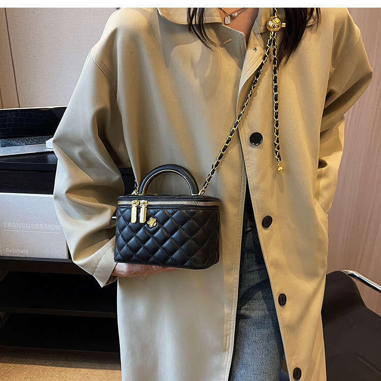 Xiaoxiangfeng Lingge Embroidery Thread for Women 2025 New High end Chain Fashion Versatile Handheld Small Square Bag