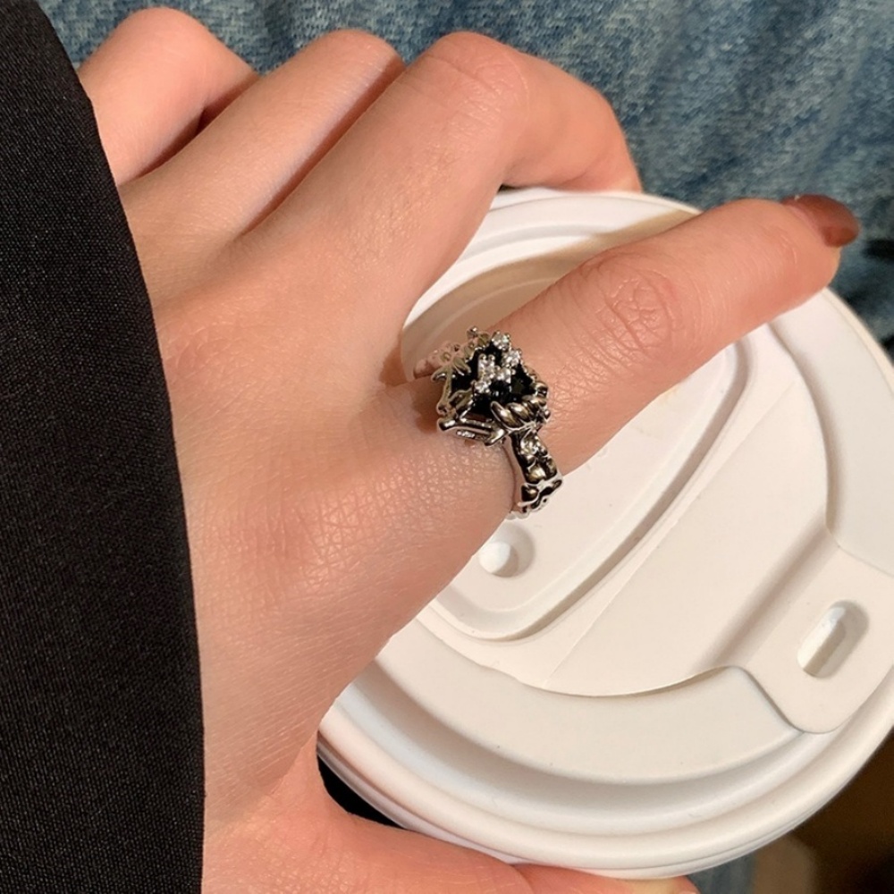Retro Inspired Black Thorn Heart Jewelry - Elegant Female Fingerring Design