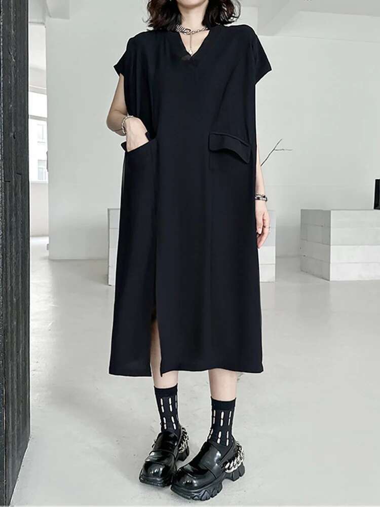 EAM Women Black Brief Thin Hem Slit Casual Big Sie Midi Dress New V-Neck Sleeveless Fashion Tide Spring Summer 2024 1Dh5029