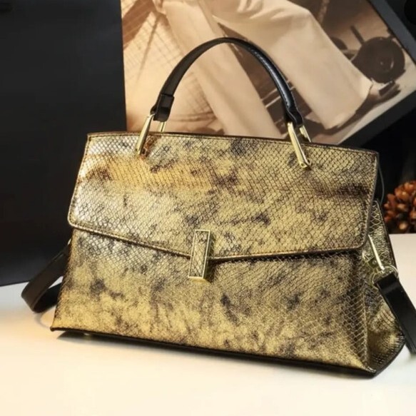 Designer 2025 Mom Crossbody Versatile, High End, Shiny Surface, Temperament, Snake Pattern Splicing Design, Handheld Shoulder Bag