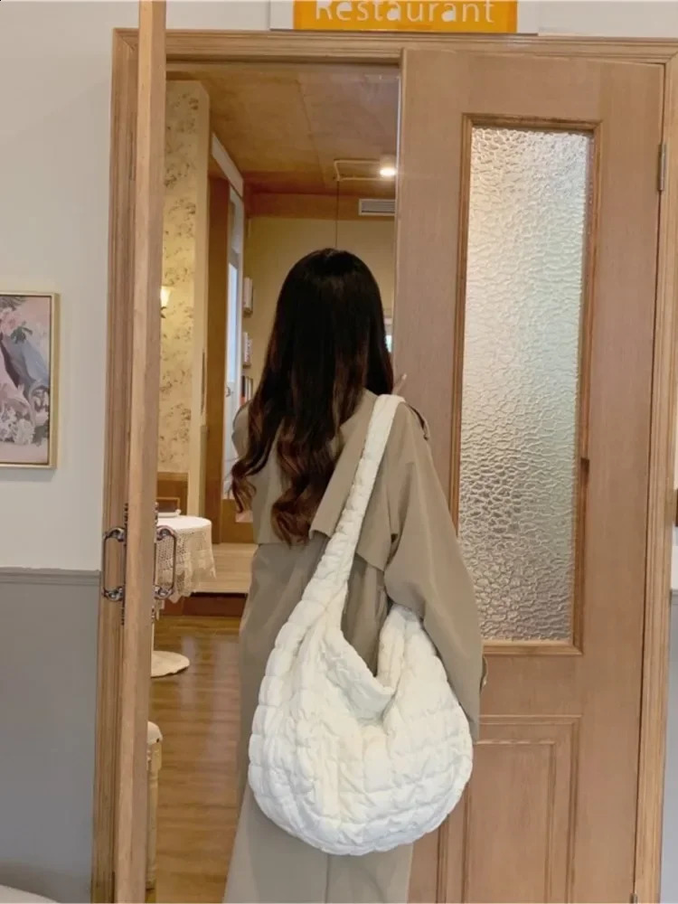 Autumn and Winter Fashion Large Capacity Folded Cloud Bags Lightweight Down Shoulder Bag Lady Messenger Light Weight Travel Bags 250305