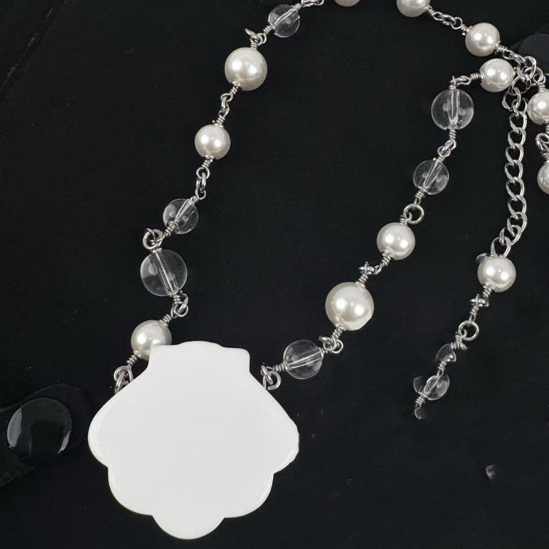 New Italy Fashion Women Luxury Necklace Jewelry White Gold Plated White Letters Acrylic Bling Shell Pendant Necklaces For Friends Nice Gift
