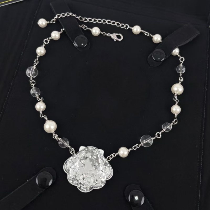 New Italy Fashion Women Luxury Necklace Jewelry White Gold Plated White Letters Acrylic Bling Shell Pendant Necklaces For Friends Nice Gift