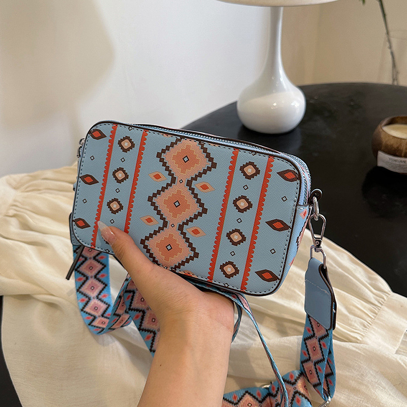 Designer Fashion Trend Embroidery Internet Celebrity Multi Function Camera 2025 New Women's One Shoulder Oblique Small Square Bag