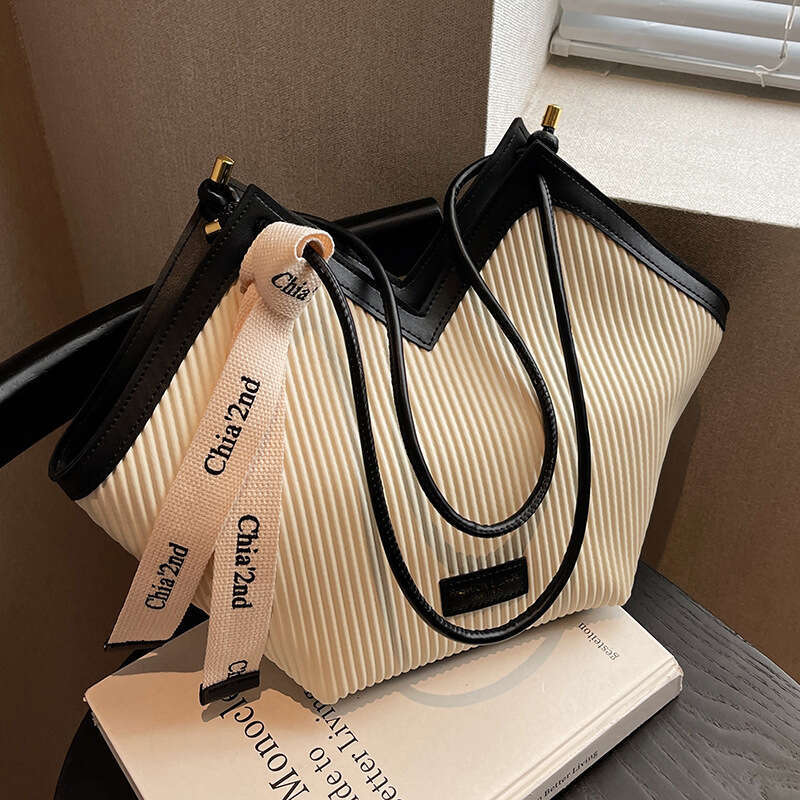 2025 New Vertical Pattern Women's French Casual Korean Edition Commuter Fashion Shoulder Large Heart Tote Bag