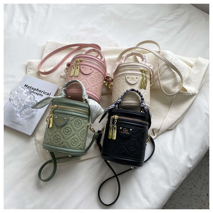 Solid color texture small for women's autumn 2025 new trendy and fashionable niche hand-held circular bucket crossbody bag