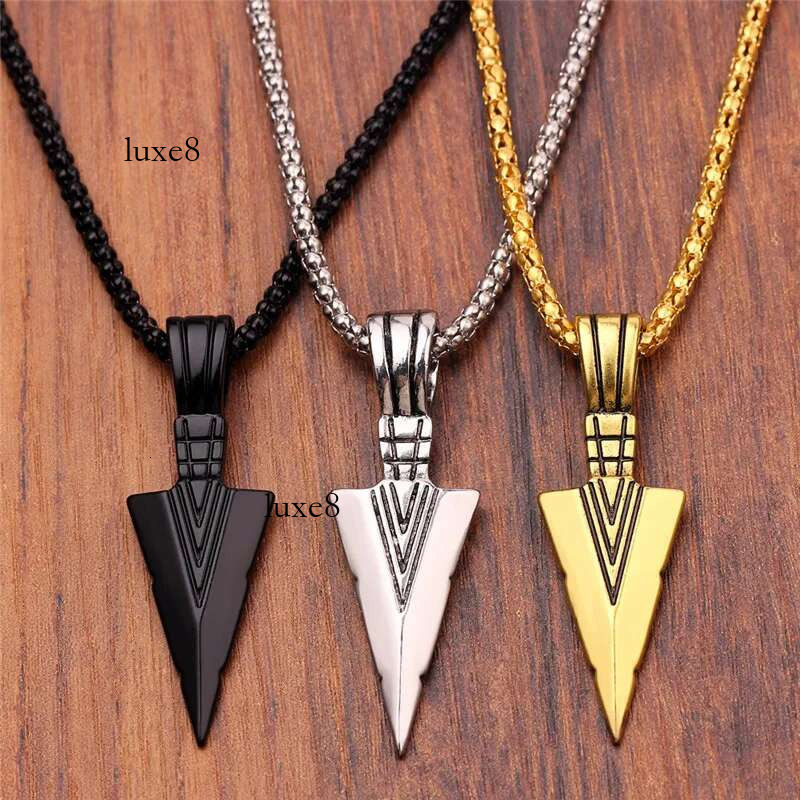 2022 Sier Color Retro Personality Black Triangle Arrowhead Necklace Pendant Niche Style Punk Jewelry Party Gift For Men And Wo