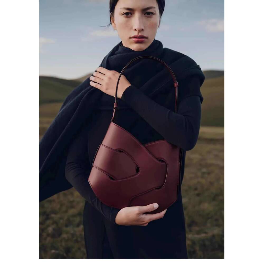 High Grade Leather New Brand Designer Fashion Retro Smooth Woven Kinky Women's Large Capacity Underarm Bag