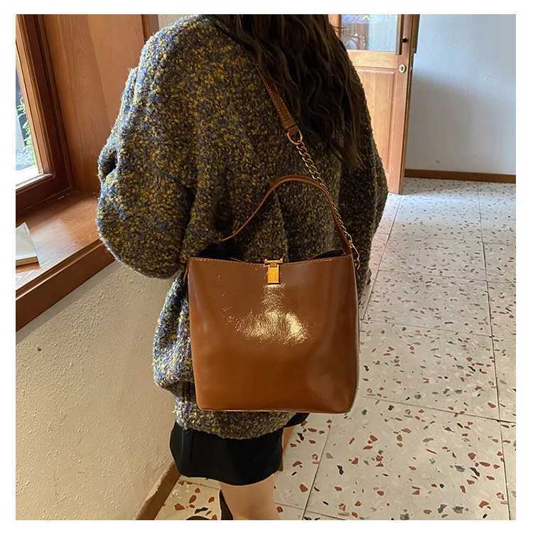 Luxury Designer Chain Oil PU Leather Womens Handbag Retro Crossbody Bag Bucket Tote Y250303