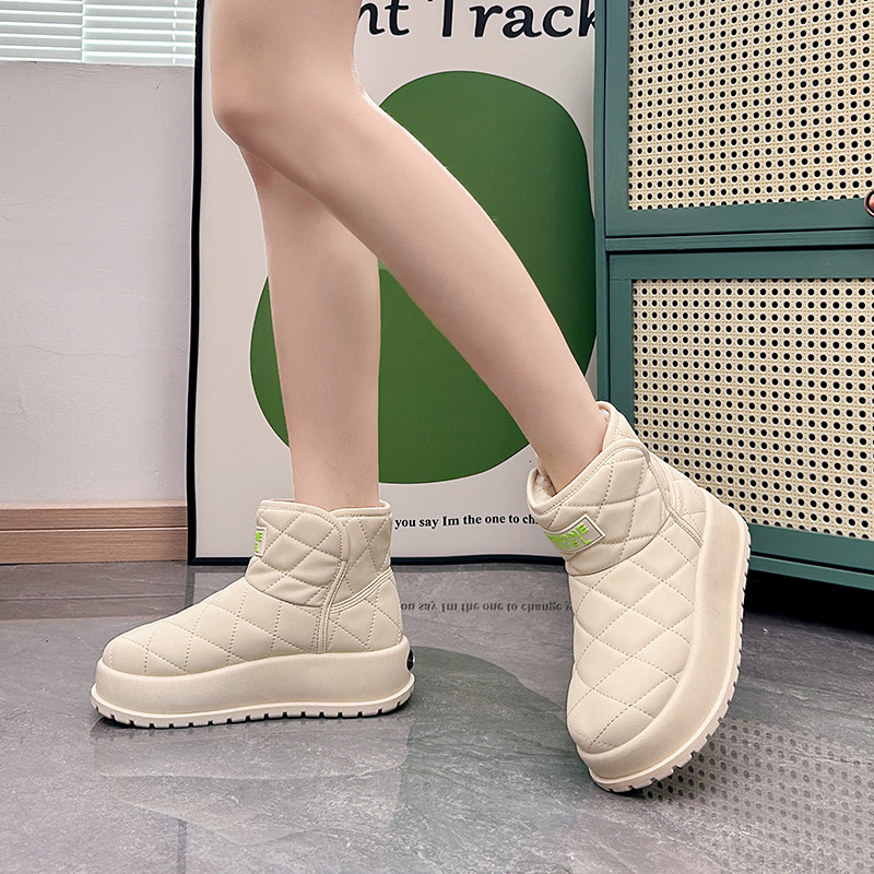 2025 Winter Designer s New Short Velvet Warm Cotton Fashion White Brown Black Thick Velvet Women s Short Boots Outdoor Non Slip Shoes