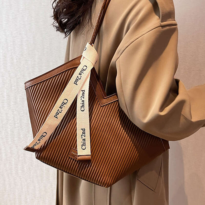 2025 New Vertical Pattern Women's French Casual Korean Edition Commuter Fashion Shoulder Large Heart Tote Bag