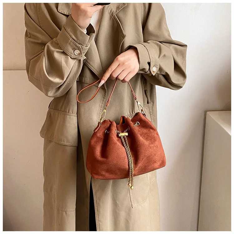 Brand Designer PU Leather and Faux Suede Patchwork Womens Shoulder Bag Retro Chain Crossbody Bag Bucket Handbag Y250303