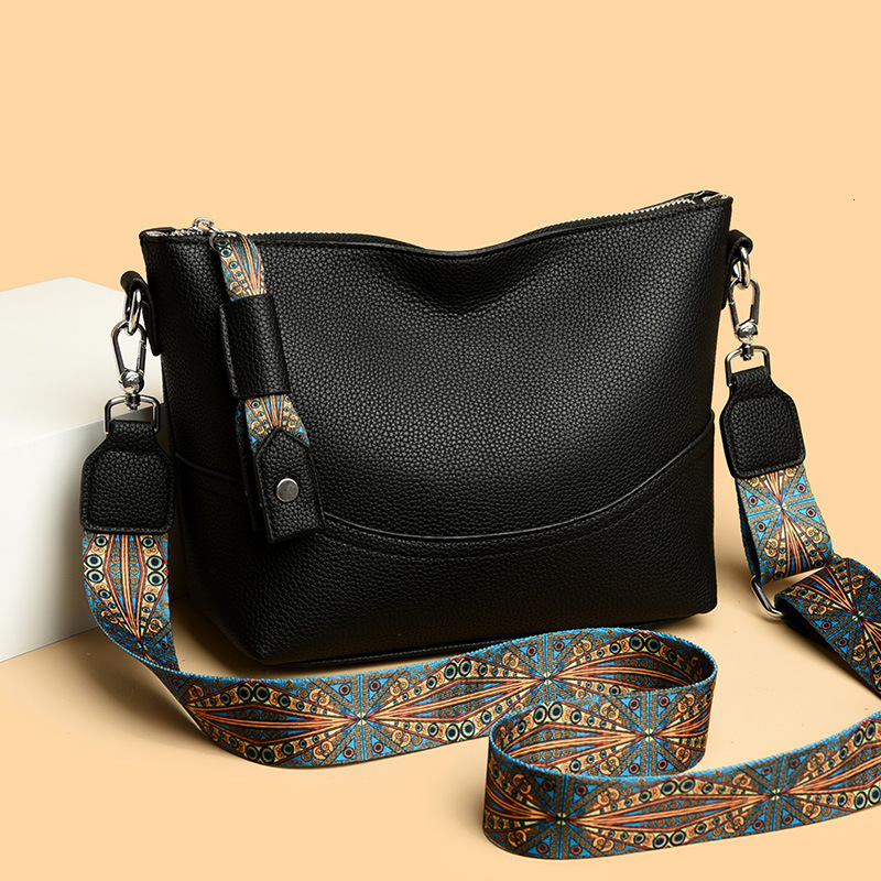 toteBag Shoulder bag ROSE NOIRE Women's New Spring Commuter Versatile End High Capacity Bucket Fashionable And Simple Single Shoulder Crossbody B