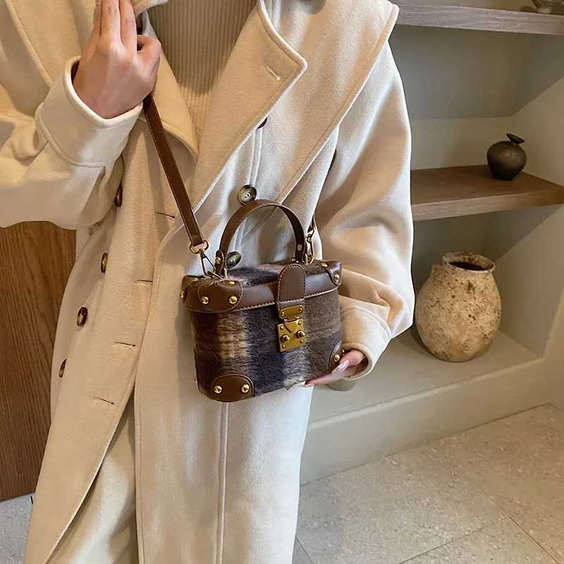 Luxury Designer Lock PU Leather and Wool Patchwork Womens Handbag Retro Crossbody Bag Small Bucket Tote Y250303