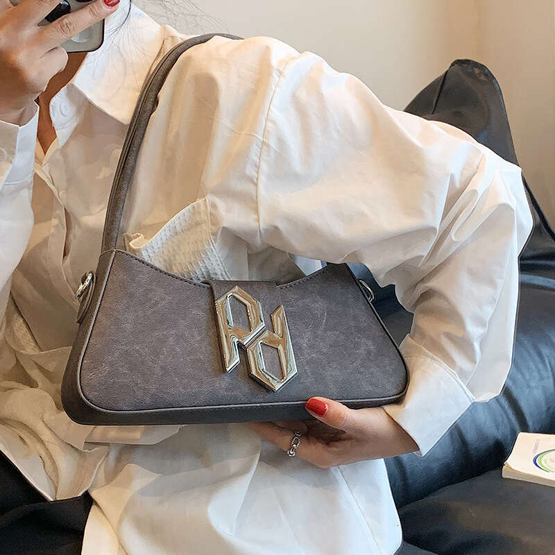 Advanced armpit women's simple and fashionable French stick bag, 2025 new autumn niche casual shoulder bag