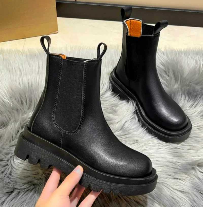 Women Boots Hot Luxury Thick Sole Chelsea Boots Women Flat Casual Boots High Quality Fashion Shoes for Women Shoes Z250303