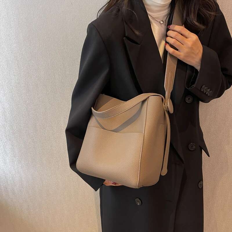 2025 Wide Strap Message Handbag Women Shoulder Bags Leather Soft Casual Bucket Large Capacity Simple Multi-Function Tote
