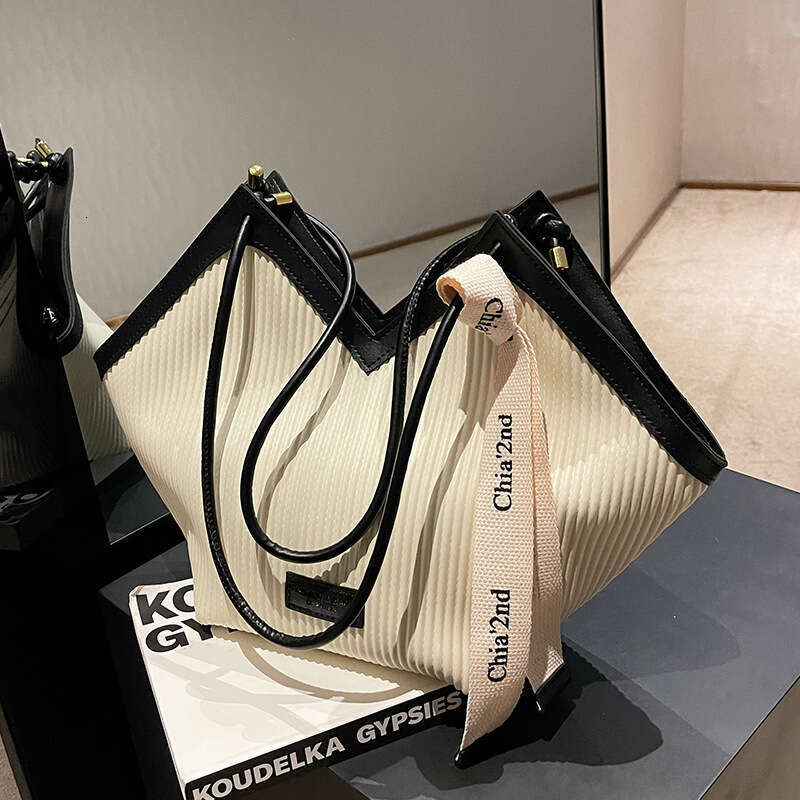2025 New Vertical Pattern Women's French Casual Korean Edition Commuter Fashion Shoulder Large Heart Tote Bag