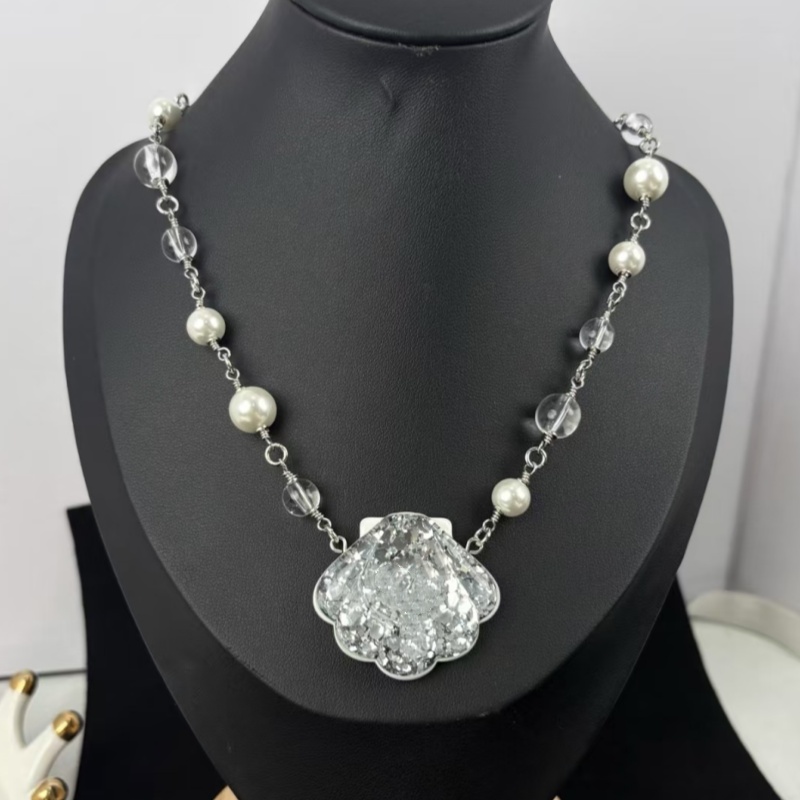 New Italy Fashion Women Luxury Necklace Jewelry White Gold Plated White Letters Acrylic Bling Shell Pendant Necklaces For Friends Nice Gift