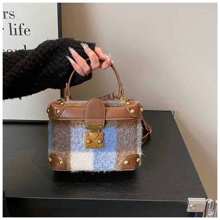Luxury Designer Lock PU Leather and Wool Patchwork Womens Handbag Retro Crossbody Bag Small Bucket Tote Y250303