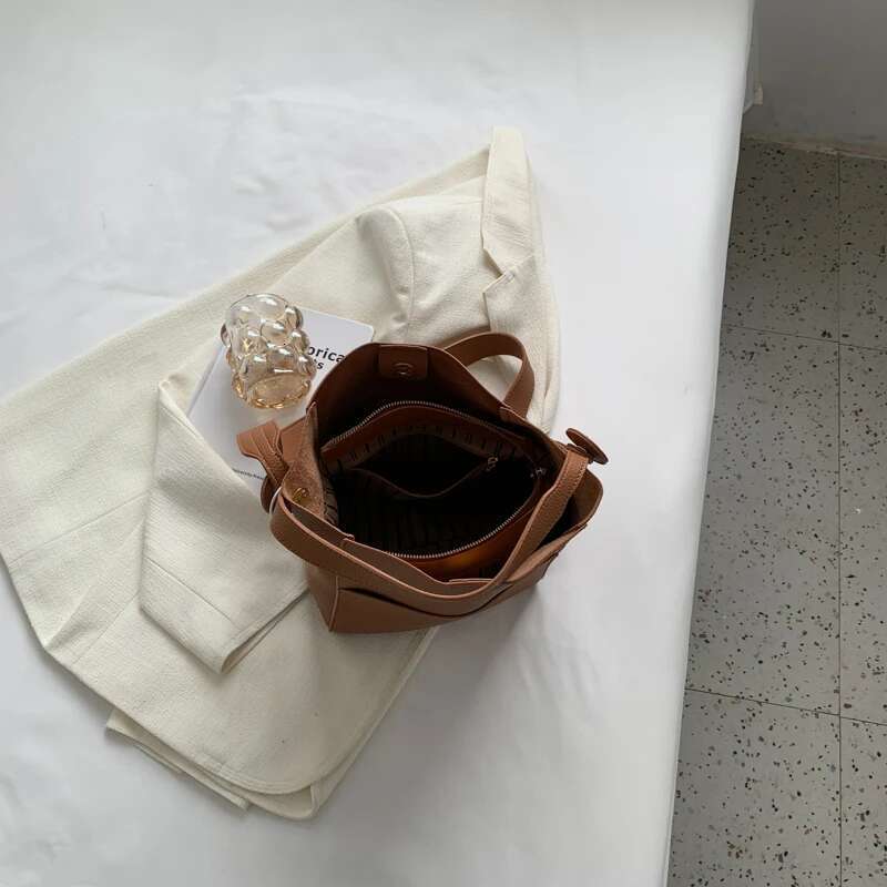 2025 Wide Strap Message Handbag Women Shoulder Bags Leather Soft Casual Bucket Large Capacity Simple Multi-Function Tote