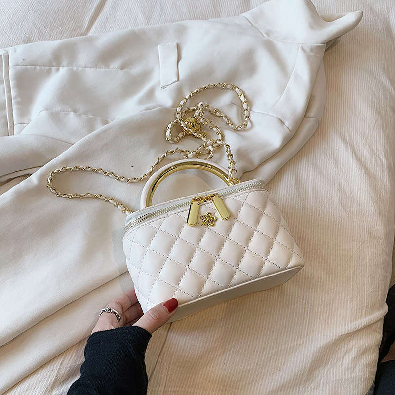 Xiaoxiangfeng Lingge Embroidery Thread for Women 2025 New High end Chain Fashion Versatile Handheld Small Square Bag