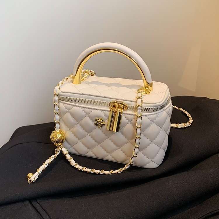 Xiaoxiangfeng Lingge Embroidery Thread for Women 2025 New High end Chain Fashion Versatile Handheld Small Square Bag