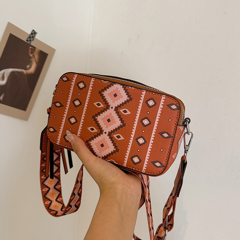 Designer Fashion Trend Embroidery Internet Celebrity Multi Function Camera 2025 New Women's One Shoulder Oblique Small Square Bag