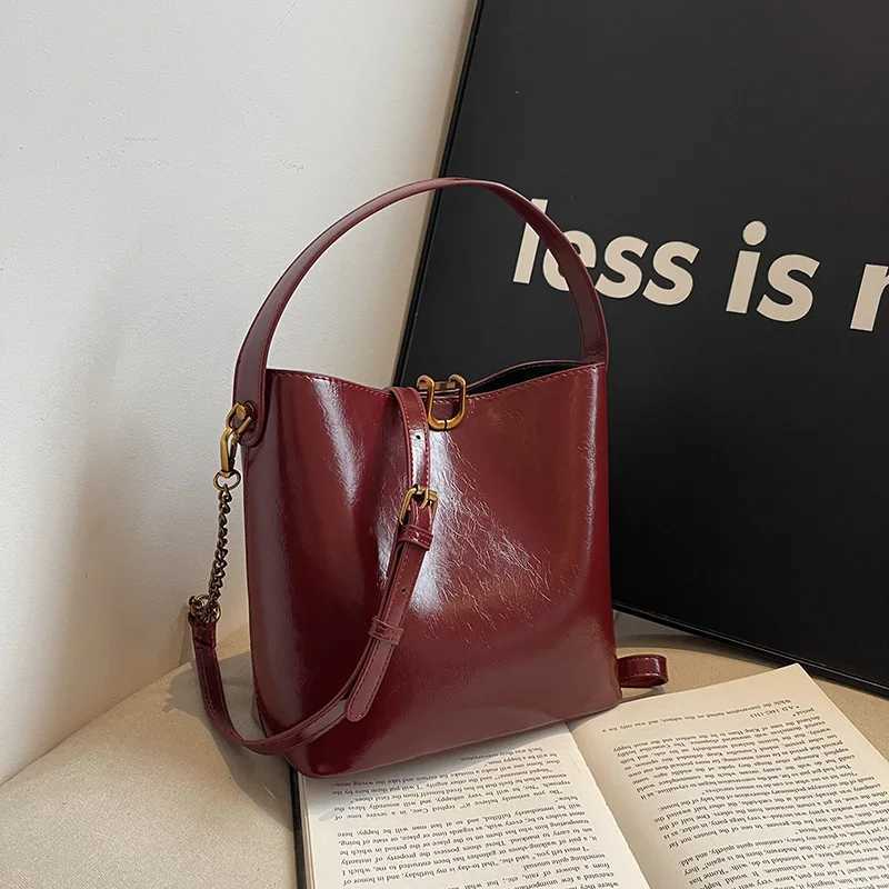 Luxury Designer Chain Oil PU Leather Womens Handbag Retro Crossbody Bag Bucket Tote Y250303