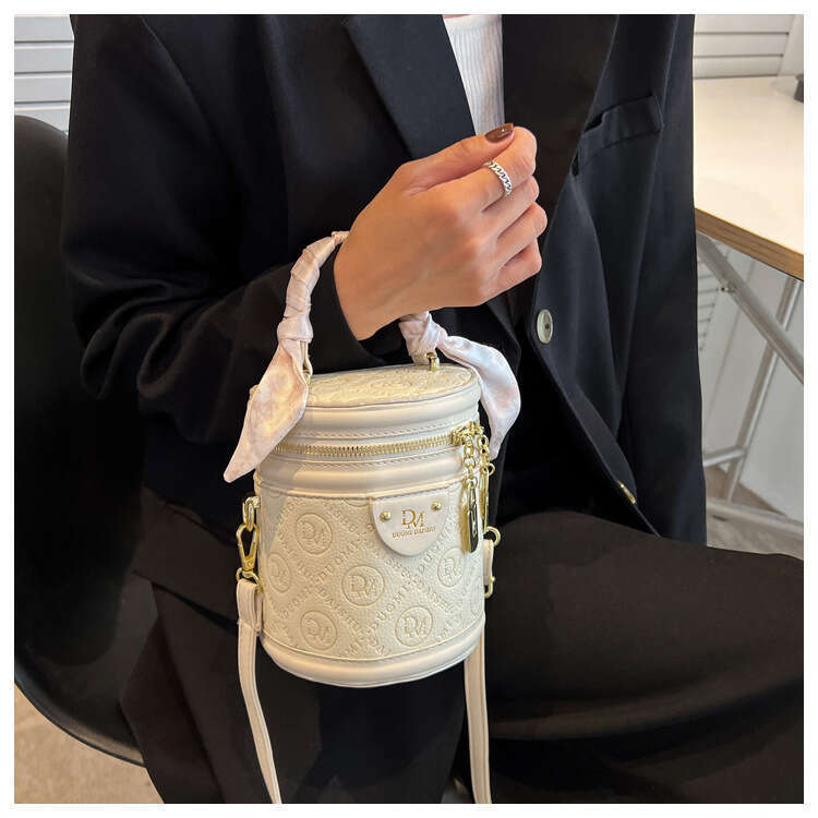 Solid color texture small for women's autumn 2025 new trendy and fashionable niche hand-held circular bucket crossbody bag