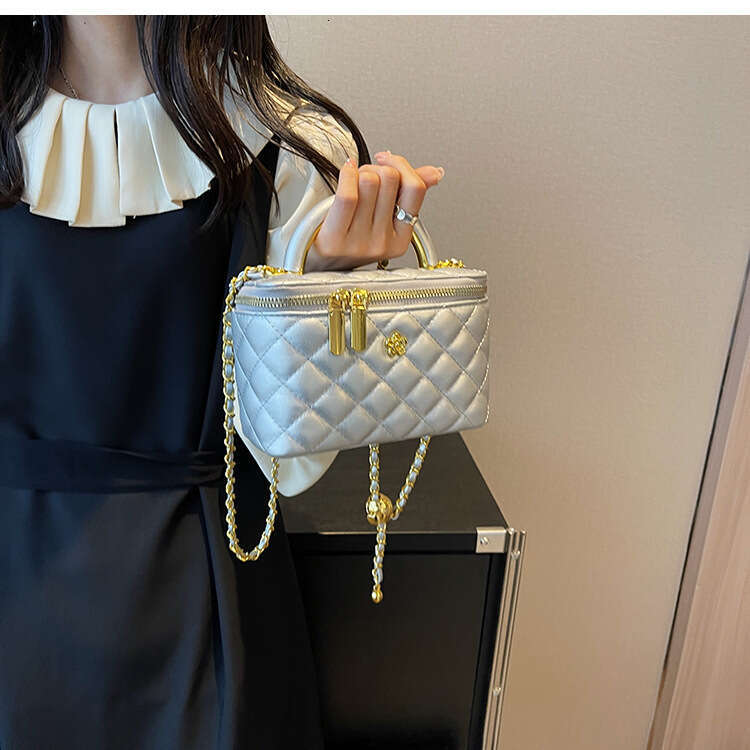 Xiaoxiangfeng Lingge Embroidery Thread for Women 2025 New High end Chain Fashion Versatile Handheld Small Square Bag