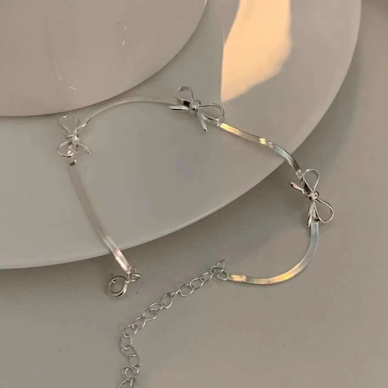 Fashion Sweet Bow Bracelets for Women Girls Sparkg Delicate Ribbon Bowknot Snake Bones Chain Bracelet Party Jewelry Gifts