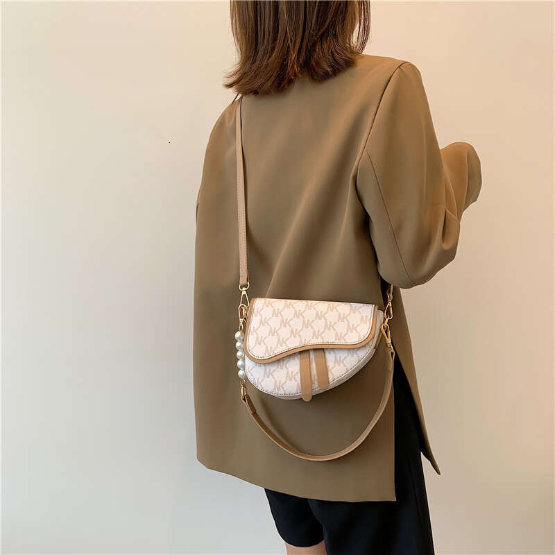 Women's 2025 spring/summer new item niche contrasting letter saddle fashionable high-end texture single shoulder crossbody bag