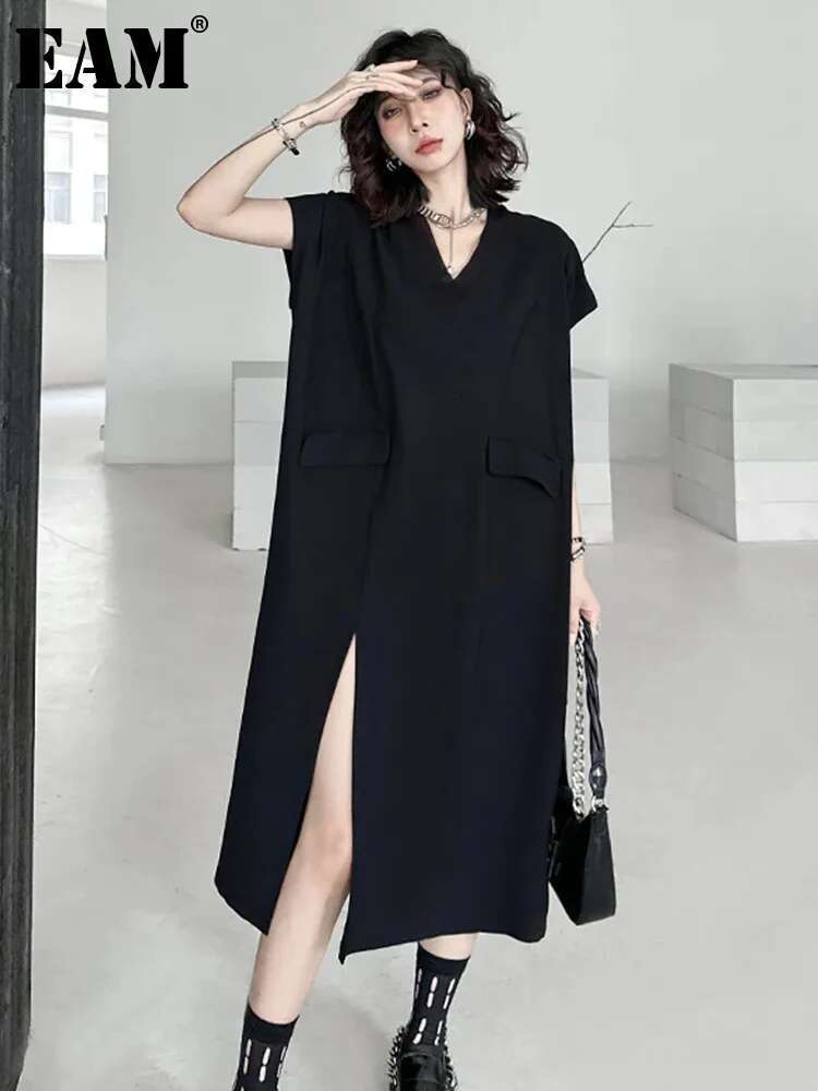 EAM Women Black Brief Thin Hem Slit Casual Big Sie Midi Dress New V-Neck Sleeveless Fashion Tide Spring Summer 2024 1Dh5029