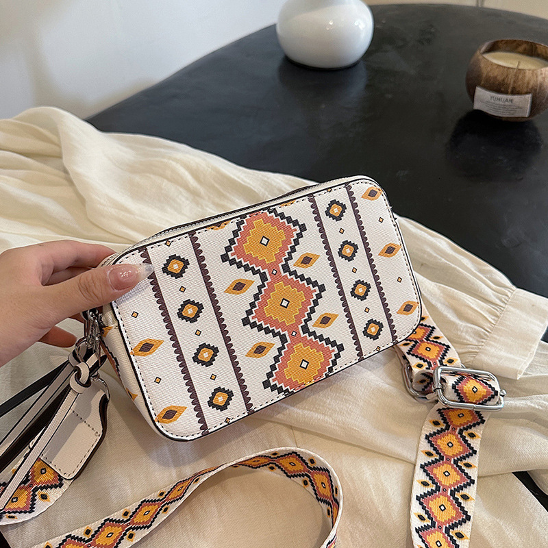 Designer Fashion Trend Embroidery Internet Celebrity Multi Function Camera 2025 New Women's One Shoulder Oblique Small Square Bag