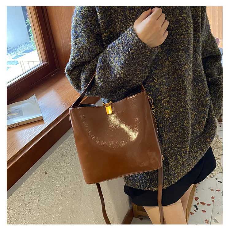 Luxury Designer Chain Oil PU Leather Womens Handbag Retro Crossbody Bag Bucket Tote Y250303