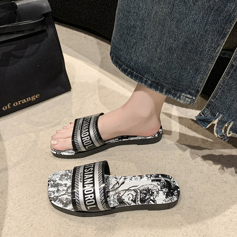 2025 hot new free shipping designer slippers for womens flat slippers black sliver glod Summer new outdoor beach slippers