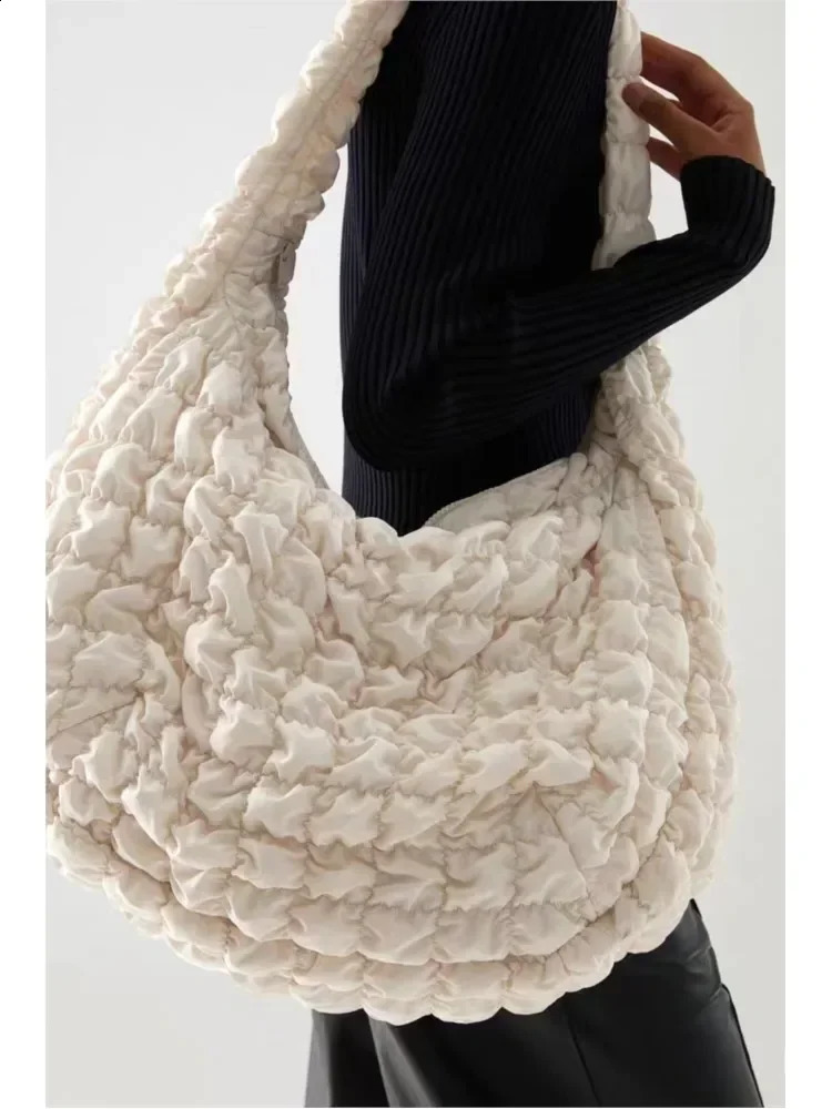 Autumn and Winter Fashion Large Capacity Folded Cloud Bags Lightweight Down Shoulder Bag Lady Messenger Light Weight Travel Bags 250305