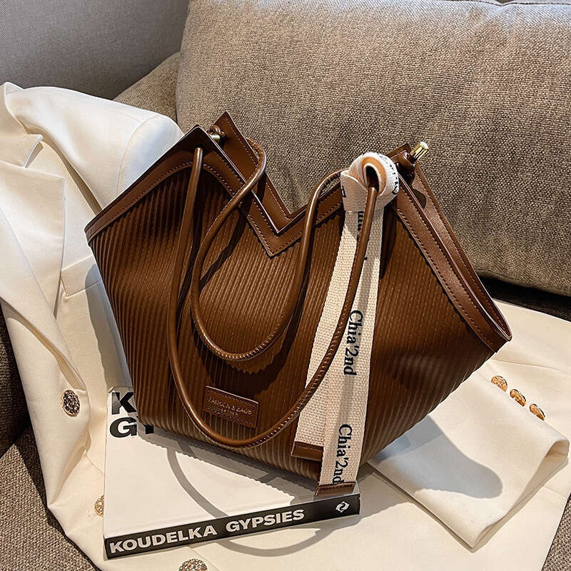 2025 New Vertical Pattern Women's French Casual Korean Edition Commuter Fashion Shoulder Large Heart Tote Bag