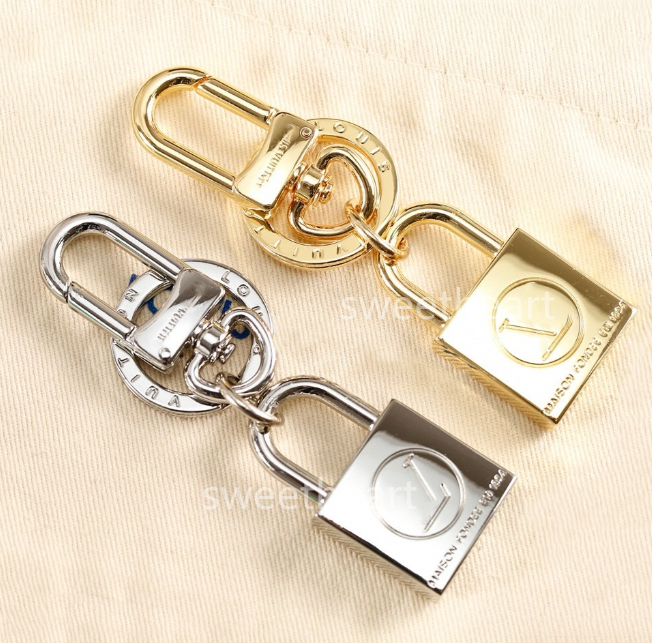 Luxury Designer Louies Viutonities Keychains Fashion Bag Charms Key ring 18K Gold Silver Lock Versatile Vehicle Key Holders Lover gift Unisex Keychain