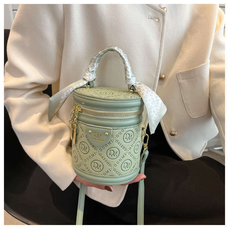 Solid color texture small for women's autumn 2025 new trendy and fashionable niche hand-held circular bucket crossbody bag