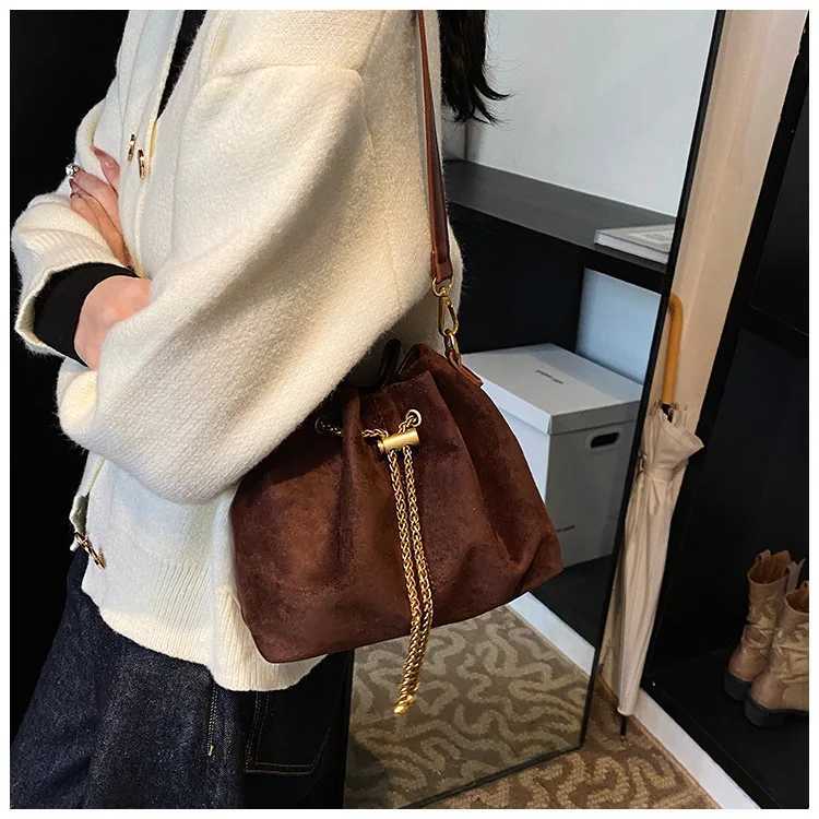 Brand Designer PU Leather and Faux Suede Patchwork Womens Shoulder Bag Retro Chain Crossbody Bag Bucket Handbag Y250303