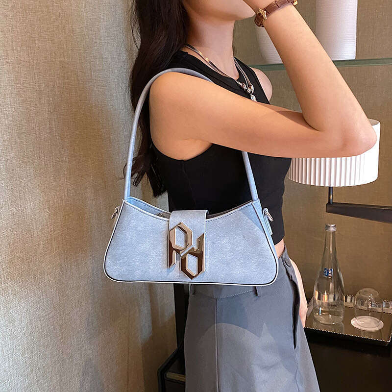 Advanced armpit women's simple and fashionable French stick bag, 2025 new autumn niche casual shoulder bag