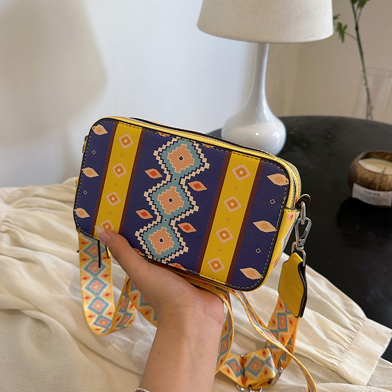 Designer Fashion Trend Embroidery Internet Celebrity Multi Function Camera 2025 New Women's One Shoulder Oblique Small Square Bag