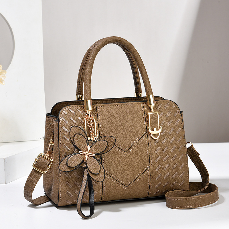 Women's 2025 Korean version handbag fashionable and atmospheric middle-aged single shoulder crossbody women's bag versatile new style